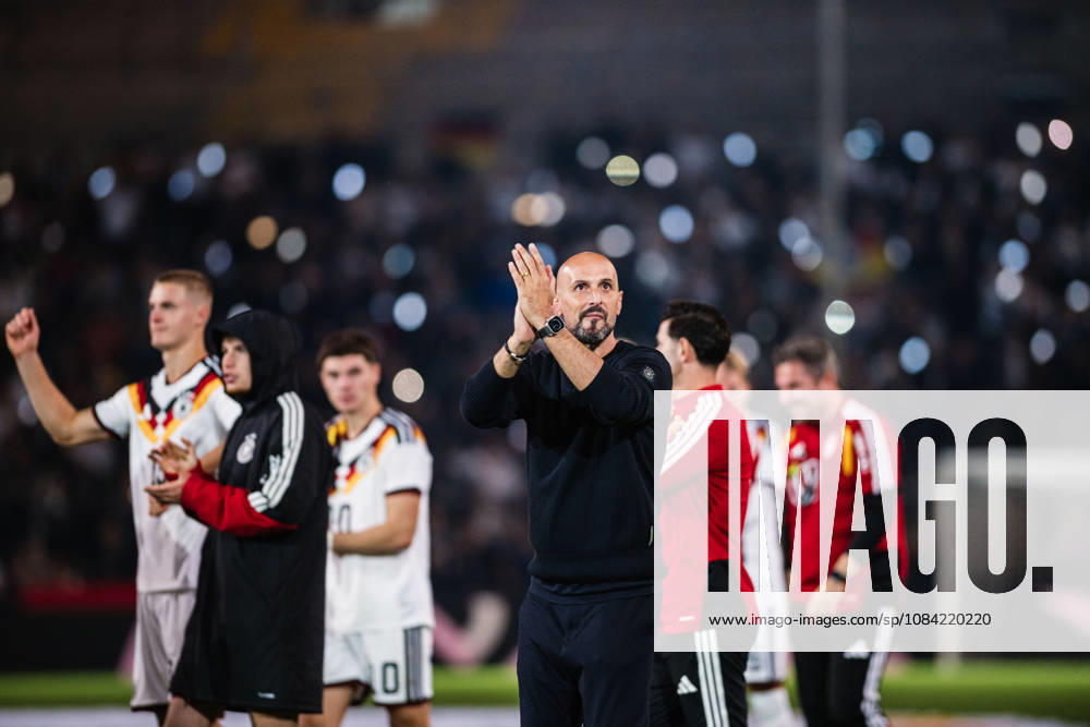 U21, U 21 EM-Qualifikation: Deutschland - Georgien, 06.10.2026 Antonio Di Salvo (Trainer Deutschland U21) klatscht nach Abpfiff; Fußball, EM-Qualifikation U 21, 10. Spieltag: Deutschland vs. Georgien am 06.10.2026, Bielefeld DFB REGULATIONS PROHIBIT ANY USE OF PHOTOGRAPHS AS IMAGE SEQUENCES AND OR QUASI-VIDEO.