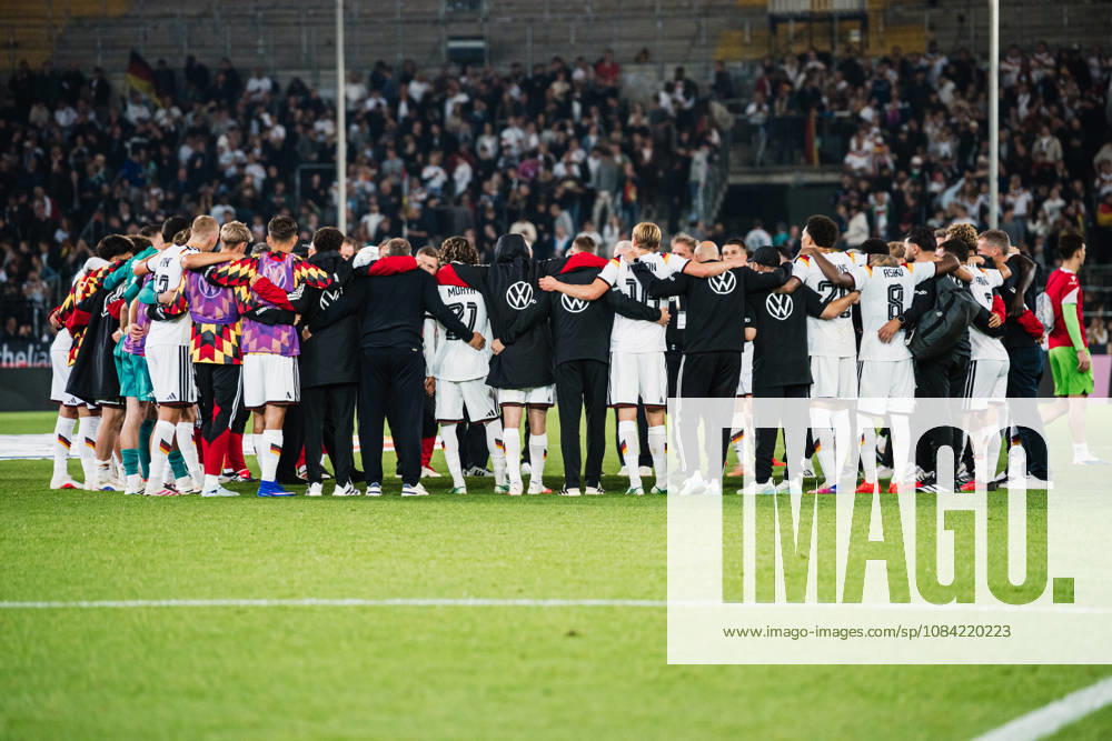 U21, U 21 EM-Qualifikation: Deutschland - Georgien, 06.10.2026 Mannschaftskreis nach Abpfiff; Fußball, EM-Qualifikation U 21, 10. Spieltag: Deutschland vs. Georgien am 06.10.2026, Bielefeld DFB REGULATIONS PROHIBIT ANY USE OF PHOTOGRAPHS AS IMAGE SEQUENCES AND OR QUASI-VIDEO.