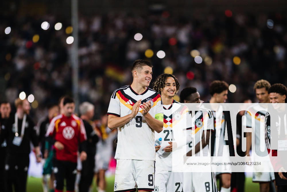 U21, U 21 EM-Qualifikation: Deutschland - Georgien, 06.10.2026 Nicolò Tresoldi (Deutschland, 9) klatscht nach Abpfiff; Fußball, EM-Qualifikation U 21, 10. Spieltag: Deutschland vs. Georgien am 06.10.2026, Bielefeld DFB REGULATIONS PROHIBIT ANY USE OF PHOTOGRAPHS AS IMAGE SEQUENCES AND OR QUASI-VIDEO.