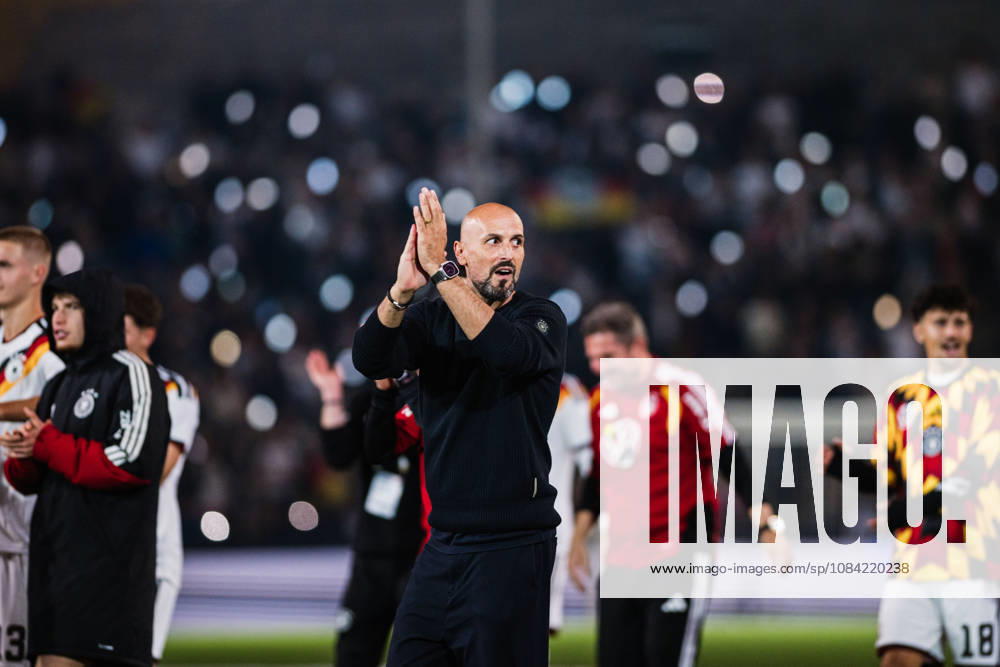 U21, U 21 EM-Qualifikation: Deutschland - Georgien, 06.10.2026 Antonio Di Salvo (Trainer Deutschland U21) klatscht nach Abpfiff; Fußball, EM-Qualifikation U 21, 10. Spieltag: Deutschland vs. Georgien am 06.10.2026, Bielefeld DFB REGULATIONS PROHIBIT ANY USE OF PHOTOGRAPHS AS IMAGE SEQUENCES AND OR QUASI-VIDEO.