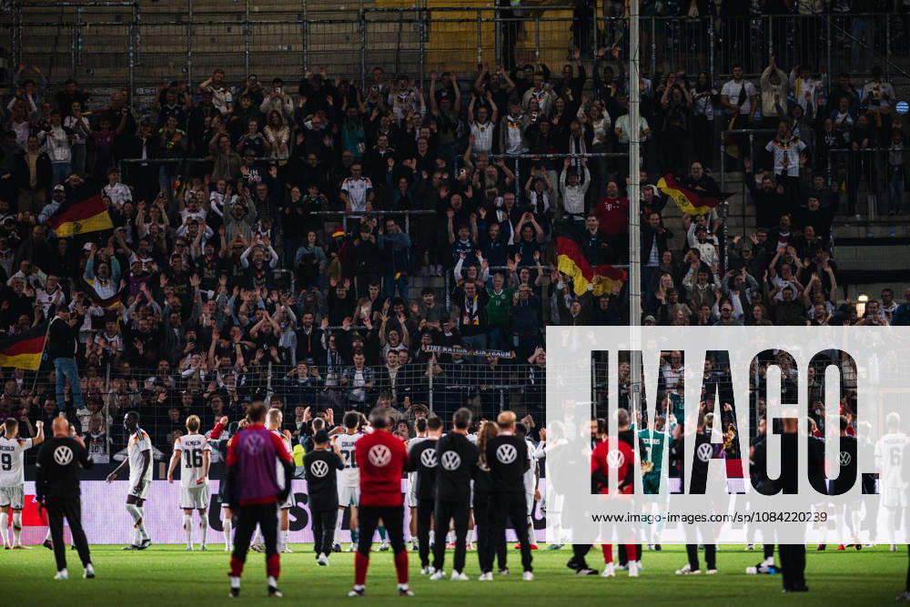 U21, U 21 EM-Qualifikation: Deutschland - Georgien, 06.10.2026 Die Fans bedanken sich bei der Mannschaft; Fußball, EM-Qualifikation U 21, 10. Spieltag: Deutschland vs. Georgien am 06.10.2026, Bielefeld DFB REGULATIONS PROHIBIT ANY USE OF PHOTOGRAPHS AS IMAGE SEQUENCES AND OR QUASI-VIDEO.