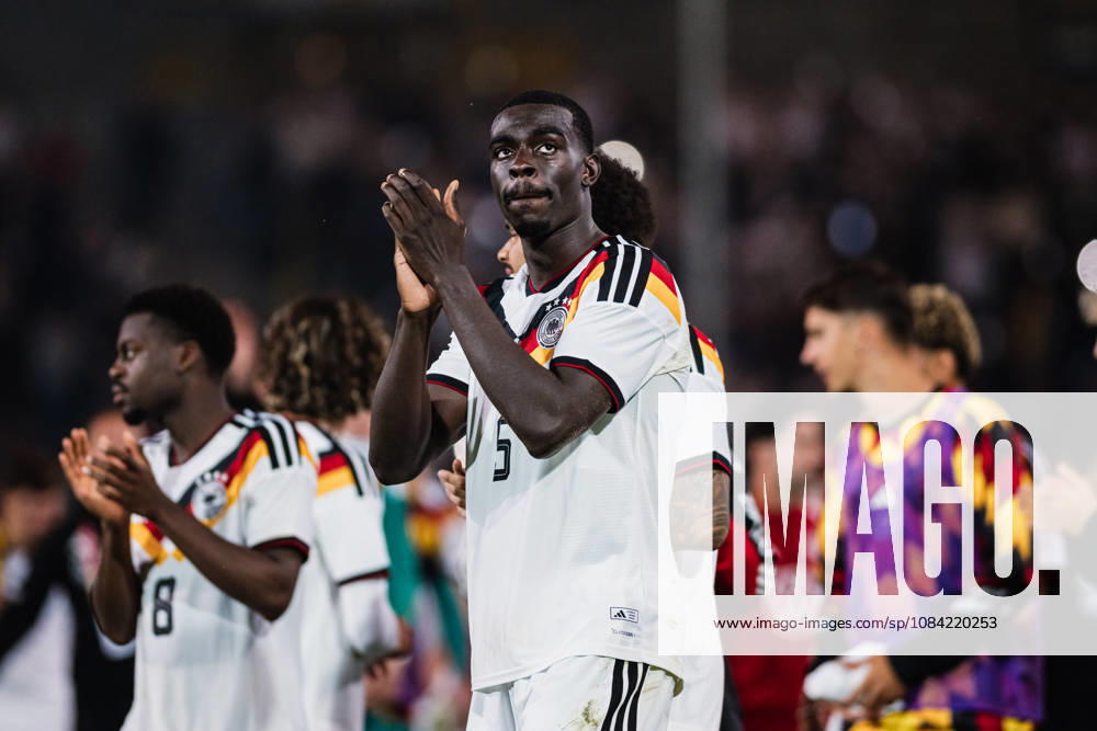 U21, U 21 EM-Qualifikation: Deutschland - Georgien, 06.10.2026 Joshua Quarshie (Deutschland, 5) klatscht nach Abpfiff; Fußball, EM-Qualifikation U 21, 10. Spieltag: Deutschland vs. Georgien am 06.10.2026, Bielefeld DFB REGULATIONS PROHIBIT ANY USE OF PHOTOGRAPHS AS IMAGE SEQUENCES AND OR QUASI-VIDEO.