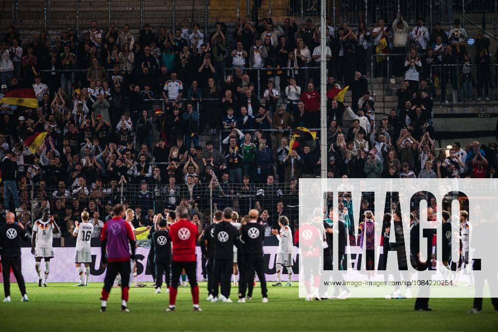 U21, U 21 EM-Qualifikation: Deutschland - Georgien, 06.10.2026 Die Fans bedanken sich bei der Mannschaft; Fußball, EM-Qualifikation U 21, 10. Spieltag: Deutschland vs. Georgien am 06.10.2026, Bielefeld DFB REGULATIONS PROHIBIT ANY USE OF PHOTOGRAPHS AS IMAGE SEQUENCES AND OR QUASI-VIDEO.