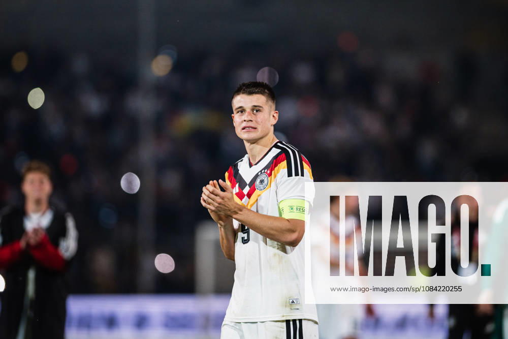 U21, U 21 EM-Qualifikation: Deutschland - Georgien, 06.10.2026 Nicolò Tresoldi (Deutschland, 9) klatscht nach Abpfiff; Fußball, EM-Qualifikation U 21, 10. Spieltag: Deutschland vs. Georgien am 06.10.2026, Bielefeld DFB REGULATIONS PROHIBIT ANY USE OF PHOTOGRAPHS AS IMAGE SEQUENCES AND OR QUASI-VIDEO.
