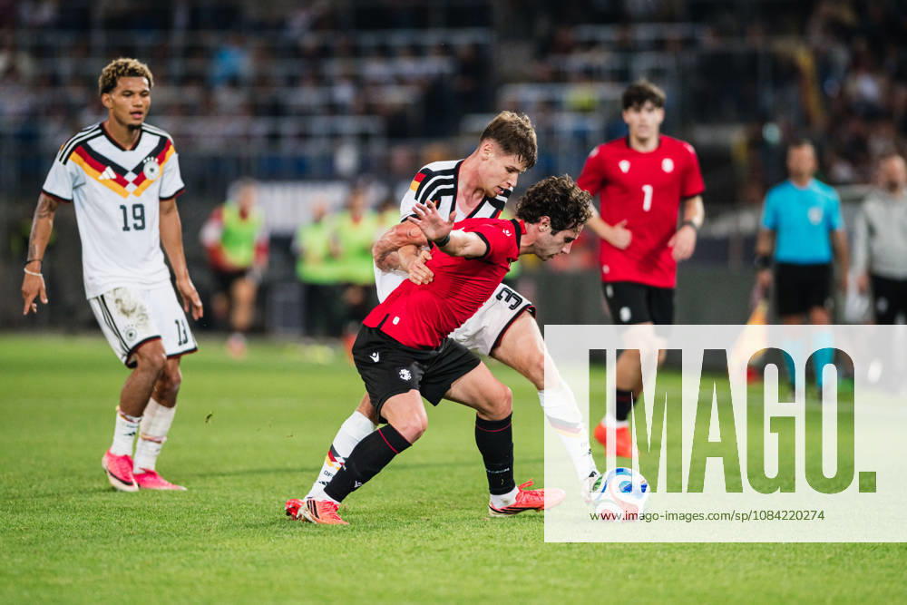 U21, U 21 EM-Qualifikation: Deutschland - Georgien, 06.10.2026 Lukas Ullrich (Deutschland, 3) gegen Dato Bukia (Georgien, 3); Fußball, EM-Qualifikation U 21, 10. Spieltag: Deutschland vs. Georgien am 06.10.2026, Bielefeld DFB REGULATIONS PROHIBIT ANY USE OF PHOTOGRAPHS AS IMAGE SEQUENCES AND OR QUASI-VIDEO.
