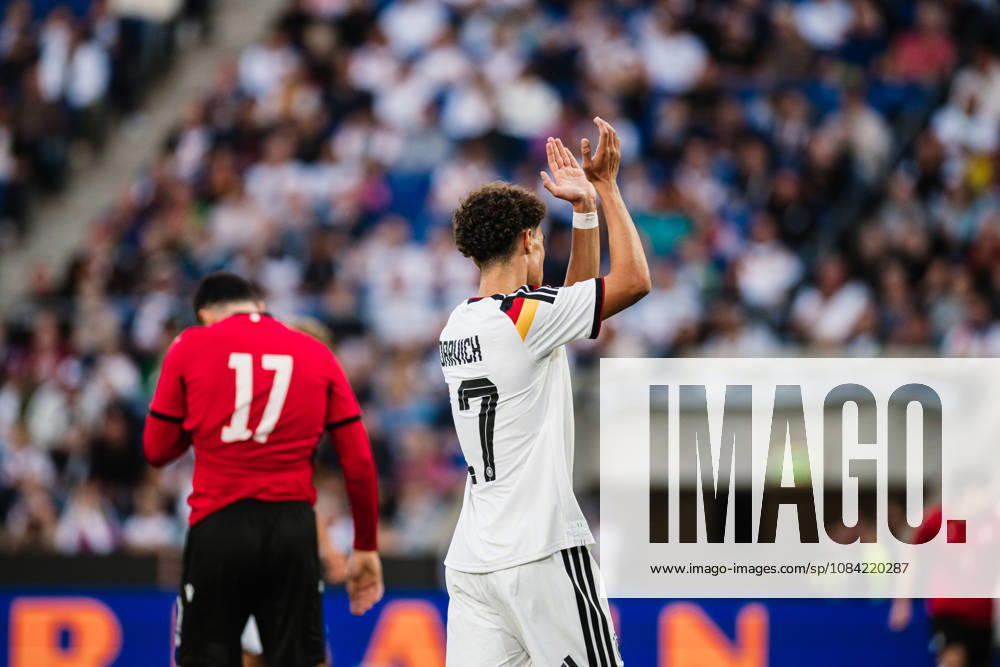 U21, U 21 EM-Qualifikation: Deutschland - Georgien, 06.10.2026 Noah Darvich (Deutschland, 17) klatscht in die Hände, daneben Akaki Giunashvili (Georgien, 17); Fußball, EM-Qualifikation U 21, 10. Spieltag: Deutschland vs. Georgien am 06.10.2026, Bielefeld DFB REGULATIONS PROHIBIT ANY USE OF PHOTOGRAPHS AS IMAGE SEQUENCES AND OR QUASI-VIDEO.