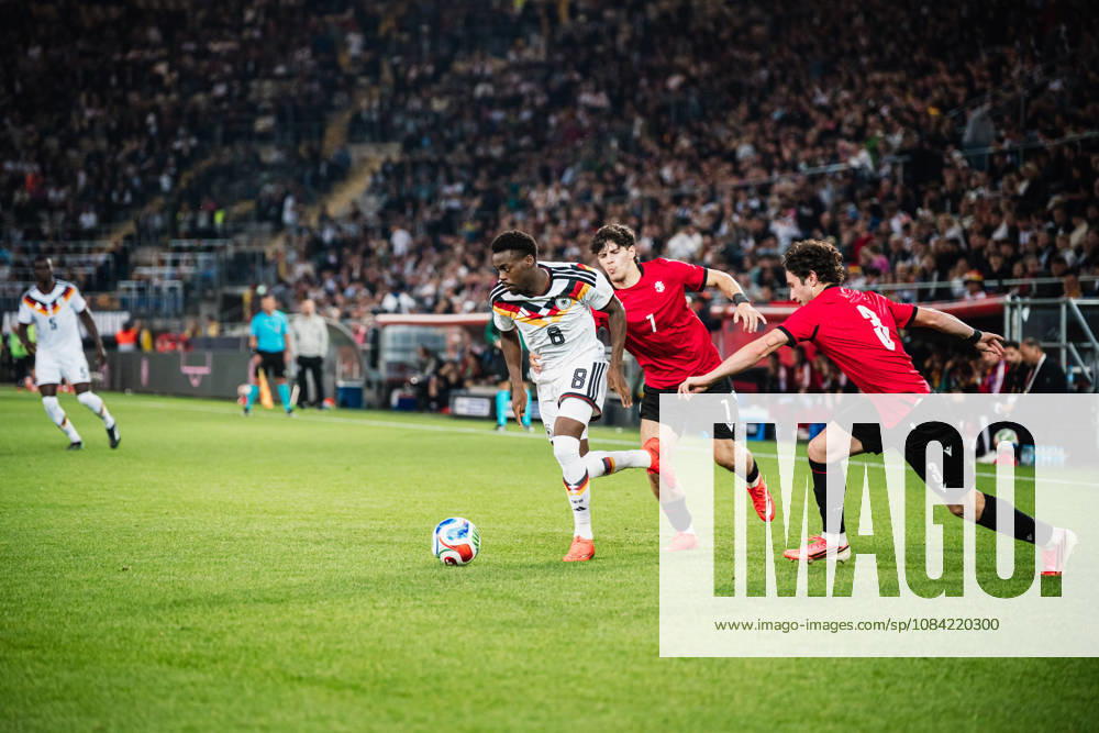 U21, U 21 EM-Qualifikation: Deutschland - Georgien, 06.10.2026 Noel Aseko (Deutschland, 8) gegen Vakhtang Salia (Georgien, 7) und Dato Bukia (Georgien, 3); Fußball, EM-Qualifikation U 21, 10. Spieltag: Deutschland vs. Georgien am 06.10.2026, Bielefeld DFB REGULATIONS PROHIBIT ANY USE OF PHOTOGRAPHS AS IMAGE SEQUENCES AND OR QUASI-VIDEO.