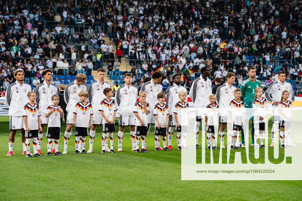 U21, U 21 EM-Qualifikation: Deutschland - Georgien, 06.10.2026 Deutschland bei der Hymne, Paris Brunner (Deutschland, 19), Noah Darvich (Deutschland, 17), Aljoscha Kemlein (Deutschland, 16), Dženan PejÄinović (Deutschland, 11), Nnamdi Collins (Deutschland, 20), Noel Aseko (Deutschland, 8), Joshua Quarshie (Deutschland, 5), Lukas Ullrich (Deutschland, 3), Elias Baum (Deutschland, 2), Mio Backhaus (Deutschland, 1), Nicolò Tresoldi (Deutschland, 9) ; Fußball, EM-Qualifikation U 21, 10. Spieltag: Deutschland vs. Georgien am 06.10.2026, Bielefeld DFB REGULATIONS PROHIBIT ANY USE OF PHOTOGRAPHS AS IMAGE SEQUENCES AND OR QUASI-VIDEO.