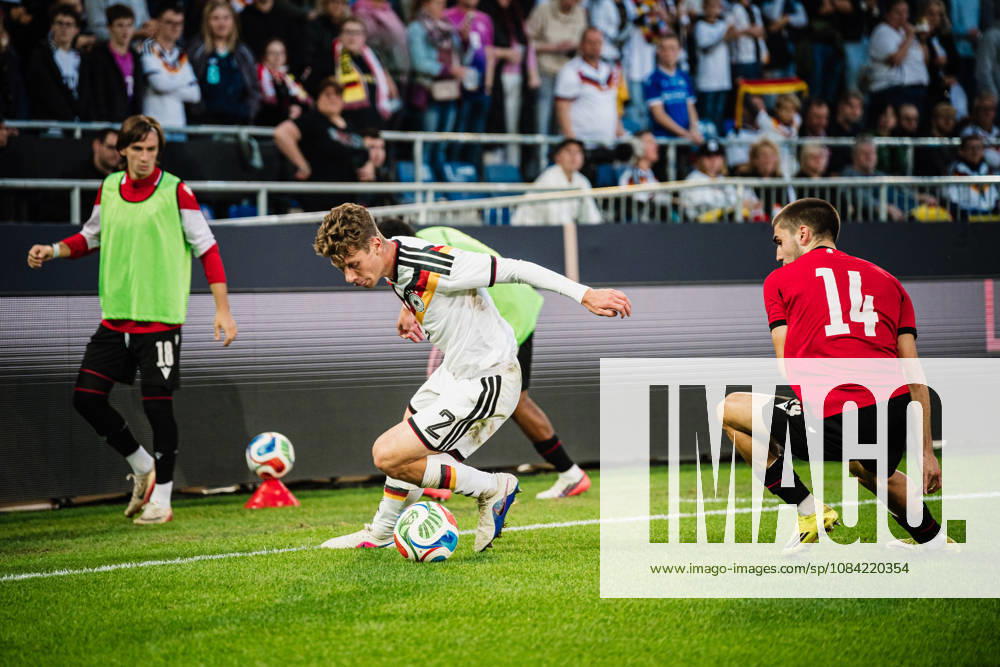 U21, U 21 EM-Qualifikation: Deutschland - Georgien, 06.10.2026 Elias Baum (Deutschland, 2) gegen Aleko Basiladze (Georgien, 14); Fußball, EM-Qualifikation U 21, 10. Spieltag: Deutschland vs. Georgien am 06.10.2026, Bielefeld DFB REGULATIONS PROHIBIT ANY USE OF PHOTOGRAPHS AS IMAGE SEQUENCES AND OR QUASI-VIDEO.