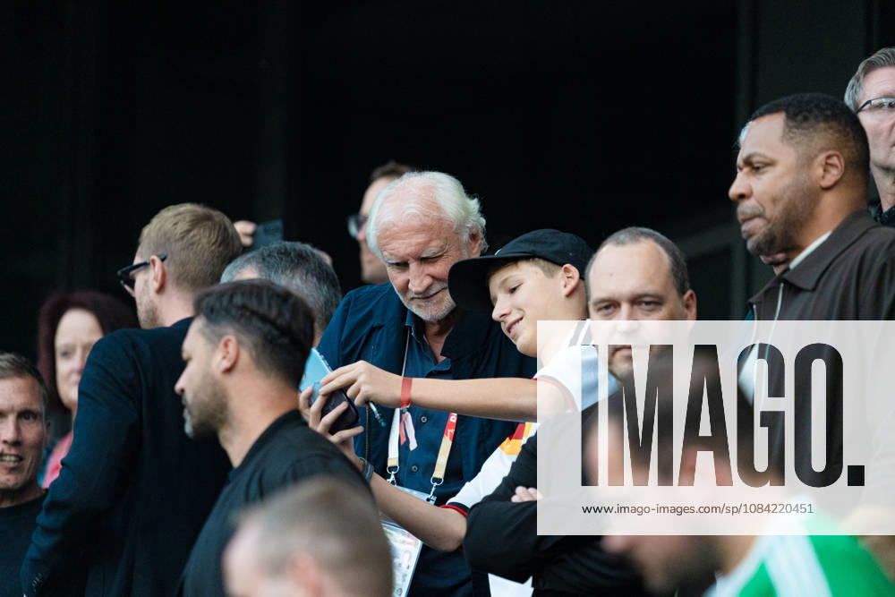 Deutschland: U21, U 21 EM-Qualifikation 2026 2027, Deutschland U21 vs. Georgien U21, Nationalmannschaft, DFB Länderspiel Dienstag 27.03.2026, Schüco Arena, Bielefeld Rudi Völler macht Selfie mit jungem Fan