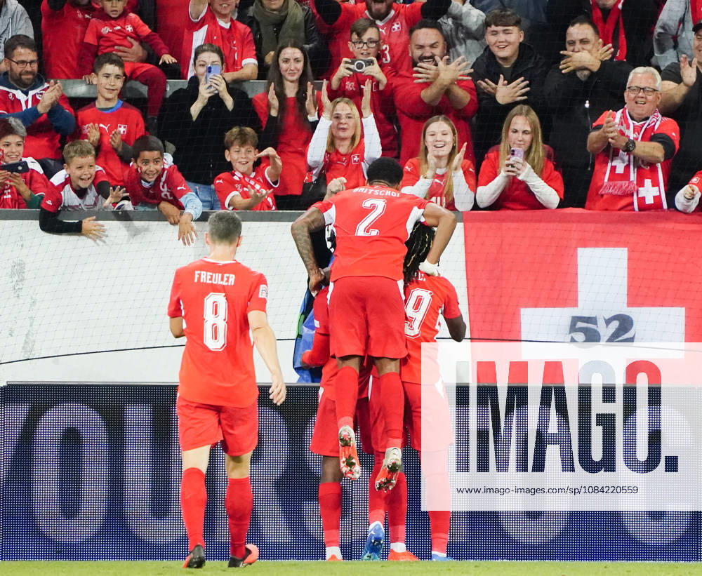 Luzern Schweiz. Thermoplan Arena Fussball Herren Saison 2026-2027 Nations League Schweiz - Nordmazedonien 3-0 .Bild. Torjubel Schweiz SUI Aktion Oben Zuschauer mit Doppeladler Jubel