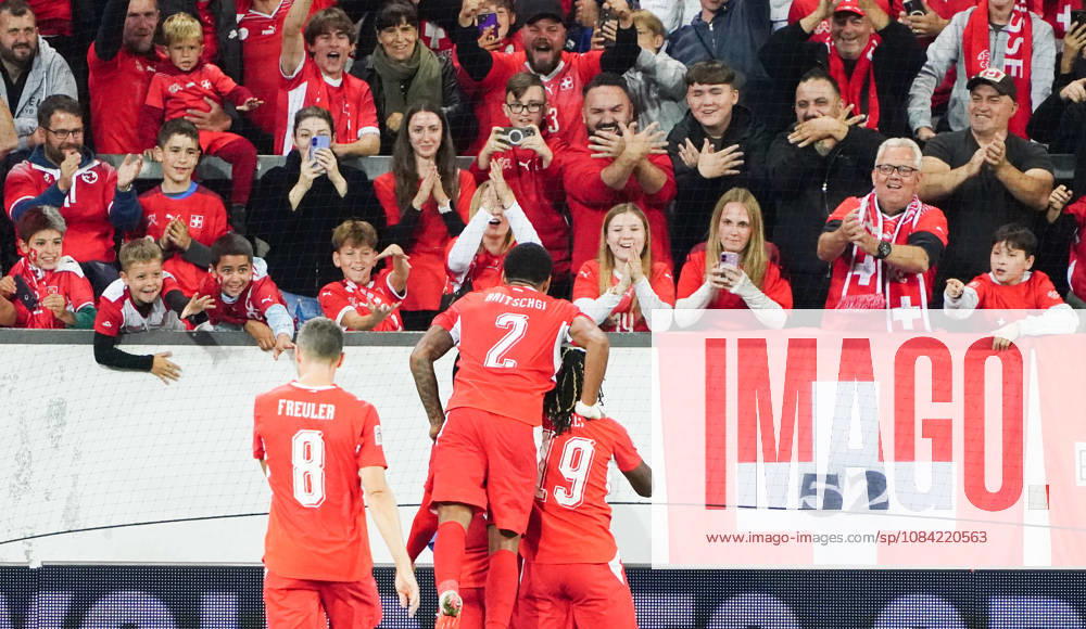 Luzern Schweiz. Thermoplan Arena Fussball Herren Saison 2026-2027 Nations League Schweiz - Nordmazedonien 3-0 .Bild. Torjubel Schweiz SUI Aktion Oben Zuschauer mit Doppeladler Jubel
