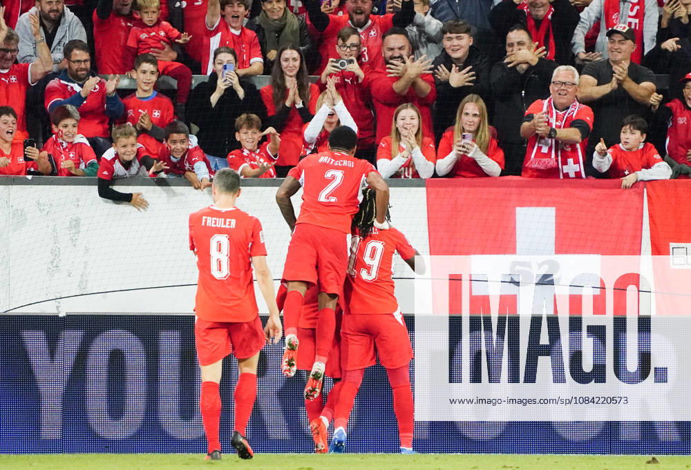 Luzern Schweiz. Thermoplan Arena Fussball Herren Saison 2026-2027 Nations League Schweiz - Nordmazedonien 3-0 .Bild. Torjubel Schweiz SUI Aktion Oben Zuschauer mit Doppeladler Jubel