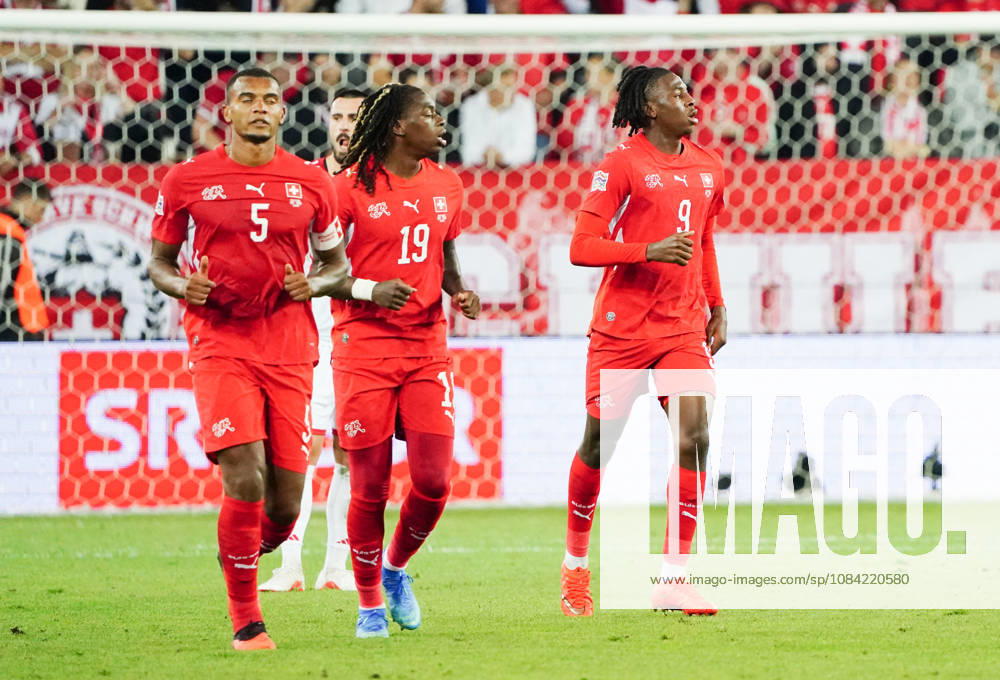 Luzern Schweiz. Thermoplan Arena Fussball Herren Saison 2026-2027 Nations League Schweiz - Nordmazedonien 3-0 .Bild. Torjubel Manuel Akanji ,Winsley Boteli Torschuetze Johan Manzambi alle SUI