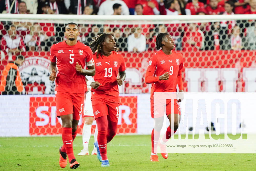Luzern Schweiz. Thermoplan Arena Fussball Herren Saison 2026-2027 Nations League Schweiz - Nordmazedonien 3-0 .Bild. Torjubel Manuel Akanji ,Winsley Boteli Torschuetze Johan Manzambi alle SUI