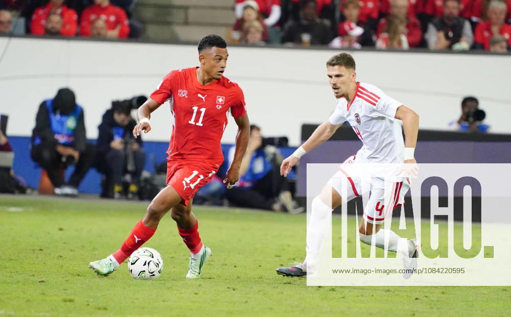 Luzern Schweiz. Thermoplan Arena Fussball Herren Saison 2026-2027 Nations League Schweiz - Nordmazedonien 3-0 .Bild. Dan Ndoye SUI gegen Andrei Stojchevski NMK Aktion Zweikampf
