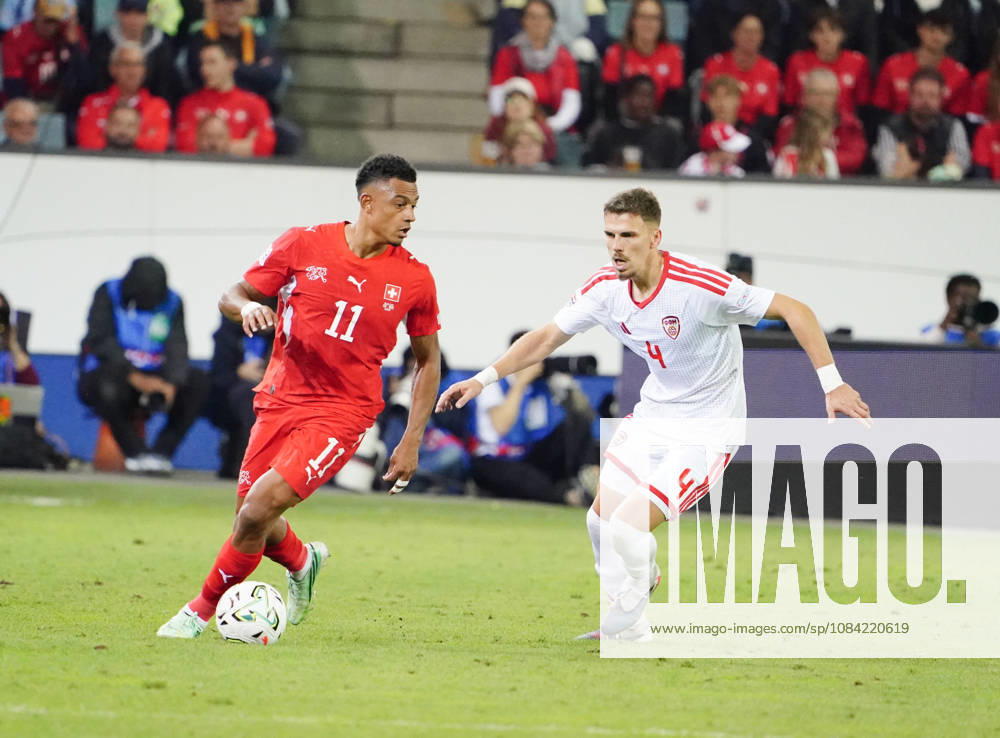 Luzern Schweiz. Thermoplan Arena Fussball Herren Saison 2026-2027 Nations League Schweiz - Nordmazedonien 3-0 .Bild. Dan Ndoye SUI gegen Andrei Stojchevski NMK Aktion Zweikampf