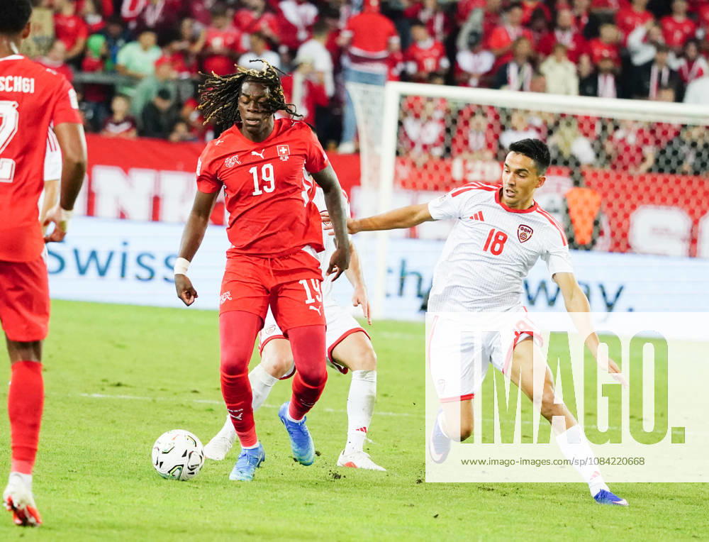 Luzern Schweiz. Thermoplan Arena Fussball Herren Saison 2026-2027 Nations League Schweiz - Nordmazedonien 3-0 .Bild. Winsley Boteli 19 SUI gegen Enis Bardhi NMK Aktion Zweikampf
