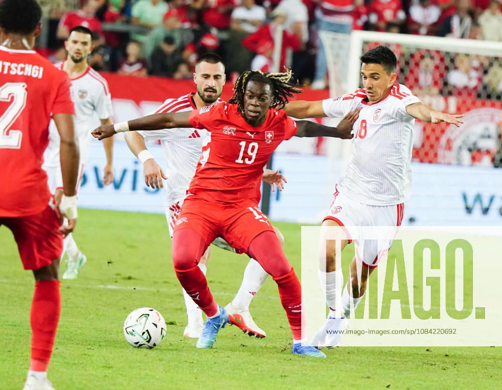 Luzern Schweiz. Thermoplan Arena Fussball Herren Saison 2026-2027 Nations League Schweiz - Nordmazedonien 3-0 .Bild. Winsley Boteli 19 SUI gegen Tihomir Kostadinov NMK Aktion Zweikampf