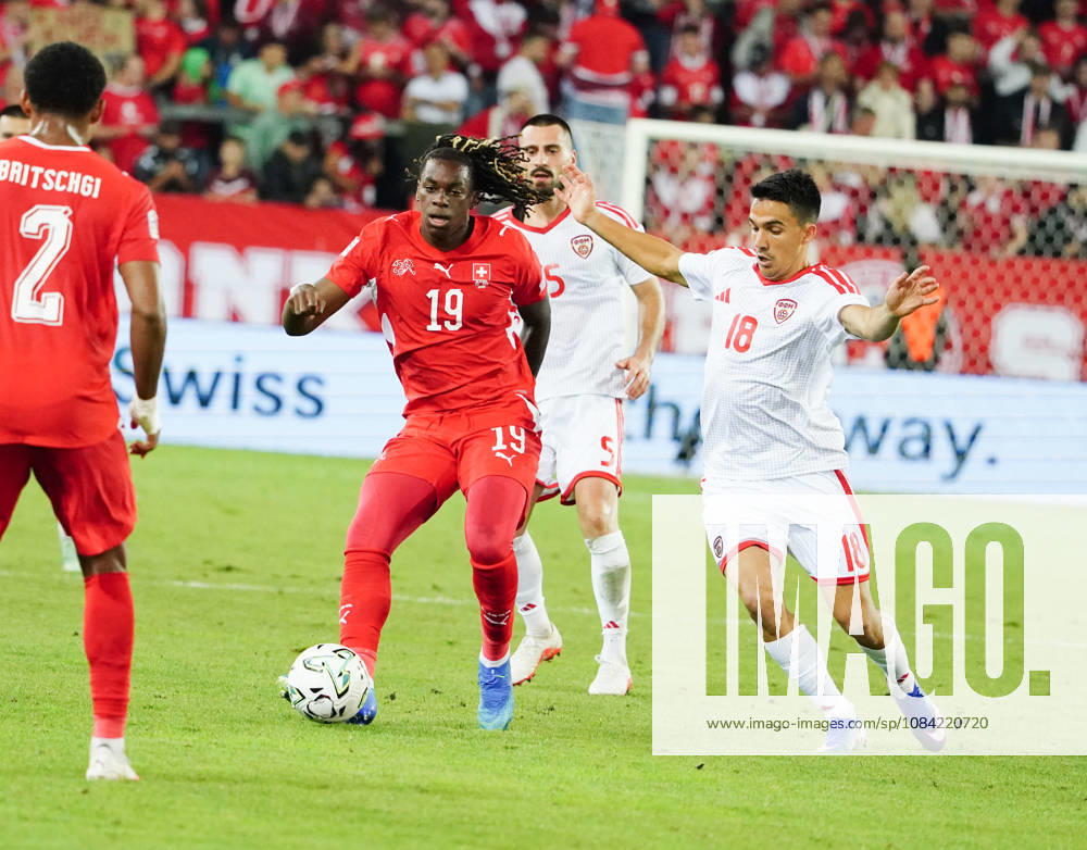 Luzern Schweiz. Thermoplan Arena Fussball Herren Saison 2026-2027 Nations League Schweiz - Nordmazedonien 3-0 .Bild. Winsley Boteli 19 SUI gegen Tihomir Kostadinov NMK Aktion Zweikampf