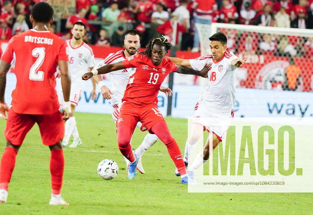Luzern Schweiz. Thermoplan Arena Fussball Herren Saison 2026-2027 Nations League Schweiz - Nordmazedonien 3-0 .Bild. Winsley Boteli 19 SUI gegen Tihomir Kostadinov NMK Aktion Zweikampf
