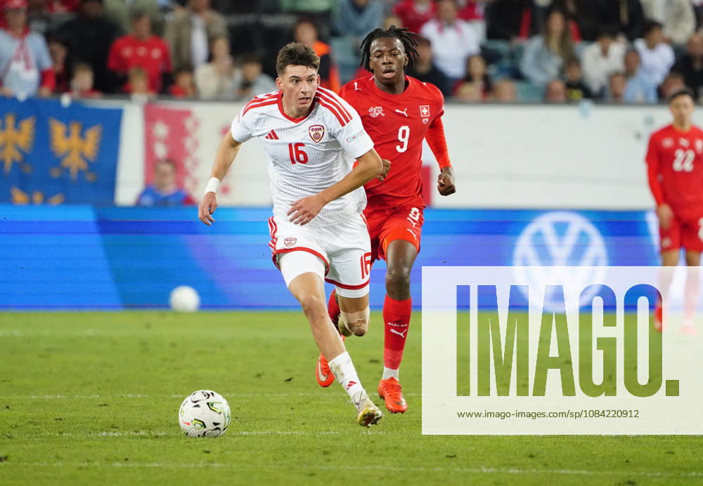 Luzern Schweiz. Thermoplan Arena Fussball Herren Saison 2026-2027 Nations League Schweiz - Nordmazedonien 3-0 .Bild, Ardon Jashari SUI Tihomir Kostadinov NMK gegen Johan Manzambi SUI hinten Aktion Zweikampf