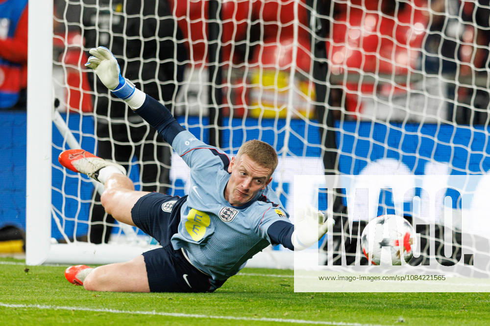 England v Czechia UEFA Nations League, Tuesday 6th October 2026: Jordan Pickford of England warms up during the UEFA Nations League Group C Fixture between England and Czechia at Wembley Stadium, Wembley in London, England. (Photo by Alex Ferrelly Sports Press Photo)