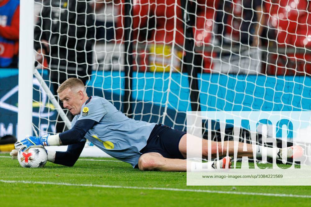 England v Czechia UEFA Nations League, Tuesday 6th October 2026: Jordan Pickford of England warms up during the UEFA Nations League Group C Fixture between England and Czechia at Wembley Stadium, Wembley in London, England. (Photo by Alex Ferrelly Sports Press Photo)
