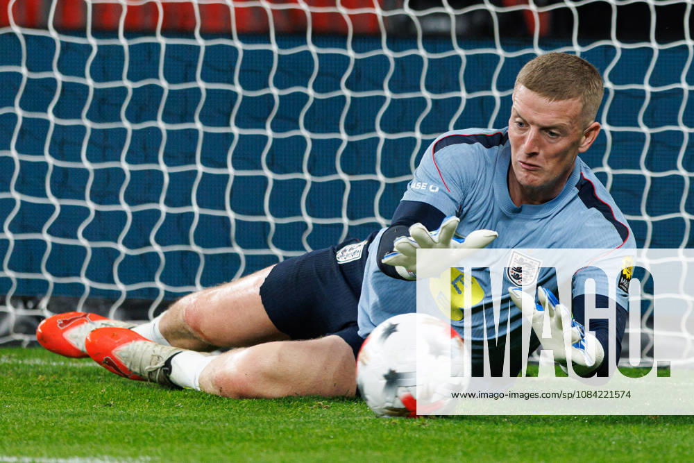England v Czechia UEFA Nations League, Tuesday 6th October 2026: Jordan Pickford of England warms up during the UEFA Nations League Group C Fixture between England and Czechia at Wembley Stadium, Wembley in London, England. (Photo by Alex Ferrelly Sports Press Photo)