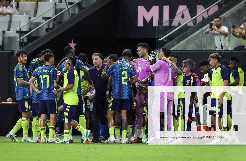 International soccer friendly - Colombia vs. Peru Colombia team Head Coach Nestor Lorenzo (C) speaks with the team during a water break during the international soccer friendly between Colombia and Peru at Nu Stadium in Miami, Florida, USA, 06 October 2026. MIAMI FLORIDA United States