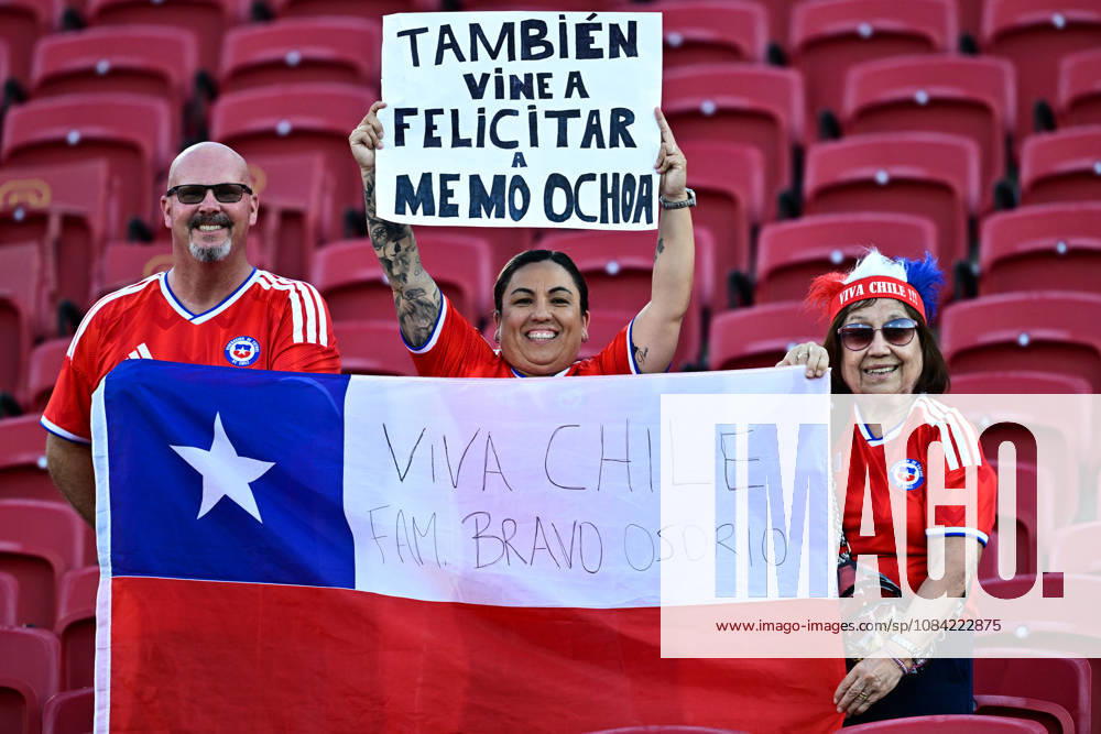 Futbol, Mexico vs Chile Partido amistoso en EEUU 2026. Hinchas de Chile, alientan a su equipo durante el partido amistoso frente a Mexico, disputado en el estadio Los Angeles Memorial Coliseum en California, EEUU. 06 10 2026 Julio Diaz Photosport Football, Mexico vs Chile Friendly match in EEUU, 2026. Chilean fans cheer for their team during a friendly match played at the Los Angeles Memorial Coliseum in California, EEUU. 06 10 2026 Julio Diaz Photosport Mexico vs Chile, amistoso en EEUU, 2026