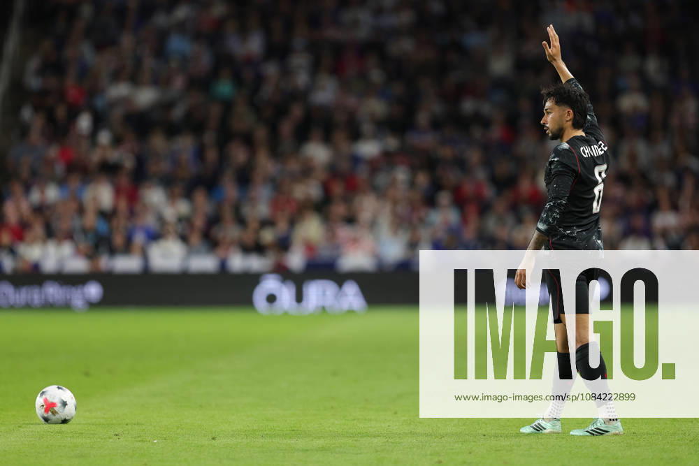 SAINT PAUL, MN - OCTOBER 06: Canada s Mathieu Choiniere (6) looks on before crossing the ball during the second half of the mens friendly match between the U.S. national team, Nationalteam and Canadas national team on October 6th, 2026, at Allianz Field in Saint Paul, MN. (Photo by Bailey Hillesheim Icon Sportswire) SOCCER: OCT 06 USA vs Canada Icon20261006020