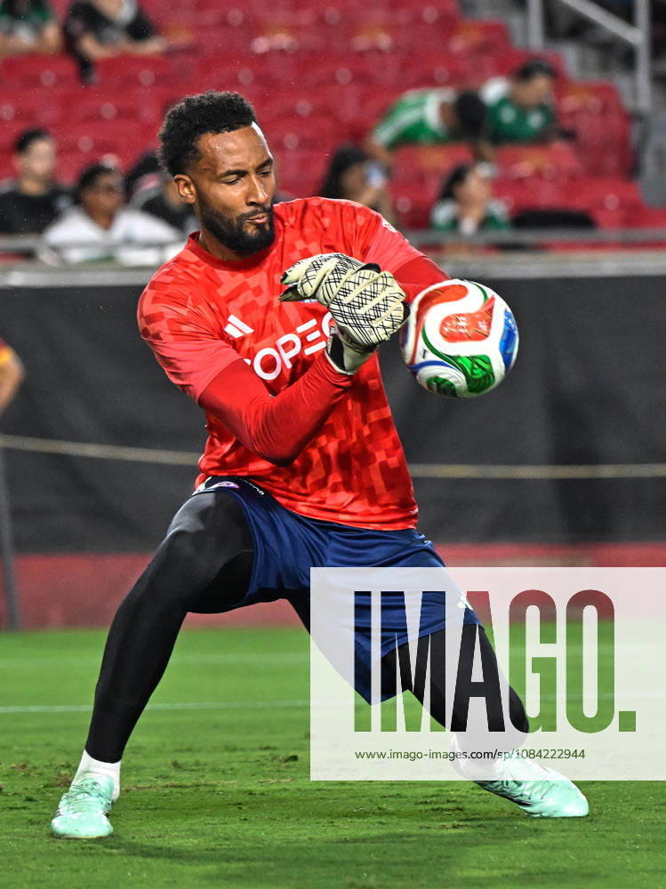 Futbol, Mexico vs Chile Partido amistoso en EEUU 2026. El jugador de Chile, Lawrence Vigouroux es fotografiado durante el partido amistoso frente a Mexico, disputado en el estadio Los Angeles Memorial Coliseum en California, EEUU. 06 10 2026 Julio Diaz Photosport Football, Mexico vs Chile Friendly match in EEUU, 2026. Chilean player Lawrence Vigouroux is photographed during a friendly match played at the Los Angeles Memorial Coliseum in California, EEUU. 06 10 2026 Julio Diaz Photosport Mexico vs Chile, amistoso en EEUU, 2026