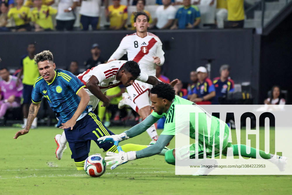 MIAMI, FL - OCTOBER 06: Camilo Duran 11 of Colombia and Pedro Gallese 1 of Peru battle for a ball during an International Friendly, Länderspiel, Nationalmannschaft soccer match between Colombia and Peru at NU Stadium on October 06, 2026 in Miami, Florida.(Photo by Chris Arjoon Icon Sportswire) SOCCER: OCT 06 Colombia vs Peru Icon2610060000010