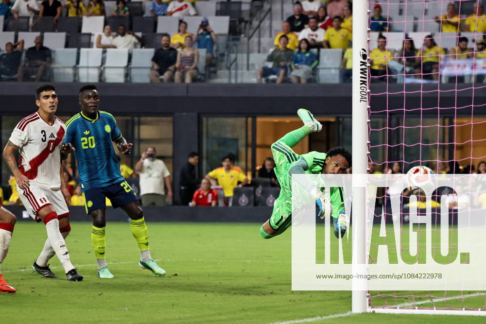 MIAMI, FL - OCTOBER 06: Pedro Gallese 1 of Peru attempts to save a shot on goal during an International Friendly, Länderspiel, Nationalmannschaft soccer match between Colombia and Peru at NU Stadium on October 06, 2026 in Miami, Florida.(Photo by Chris Arjoon Icon Sportswire) SOCCER: OCT 06 Colombia vs Peru Icon2610060000018