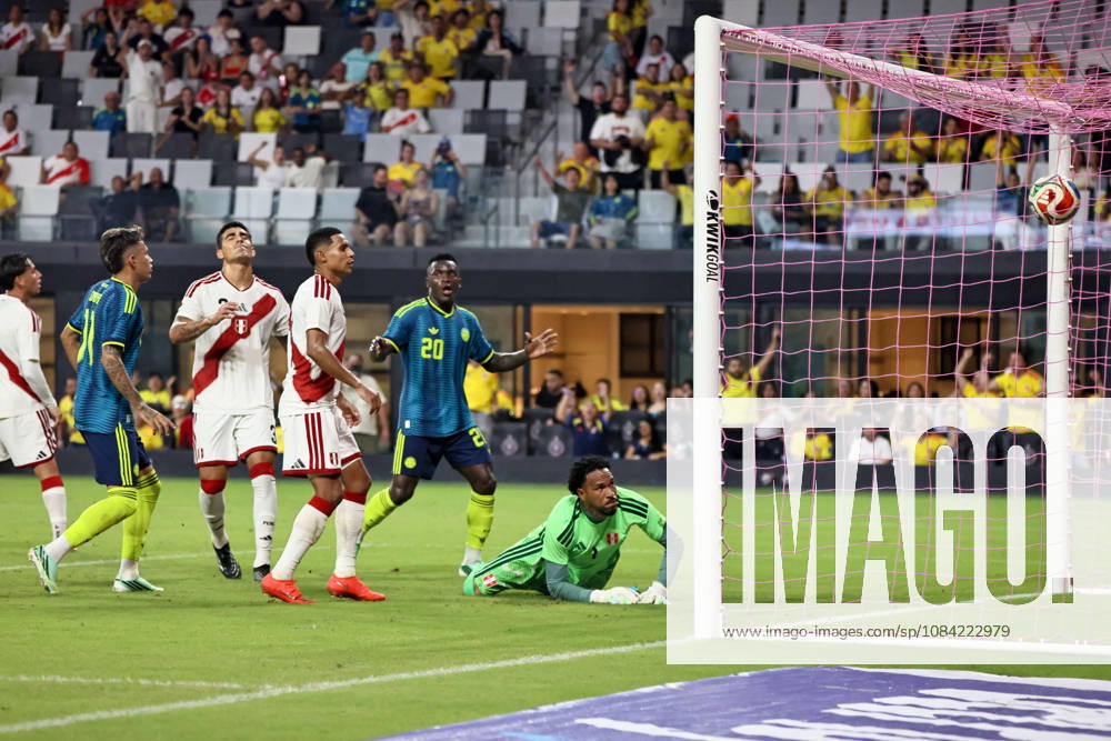 MIAMI, FL - OCTOBER 06: Pedro Gallese 1 of Peru attempts to save a shot on goal as Kevin Viveros 20 of Colombia looks on during an International Friendly, Länderspiel, Nationalmannschaft soccer match between Colombia and Peru at NU Stadium on October 06, 2026 in Miami, Florida.(Photo by Chris Arjoon Icon Sportswire) SOCCER: OCT 06 Colombia vs Peru Icon2610060000019