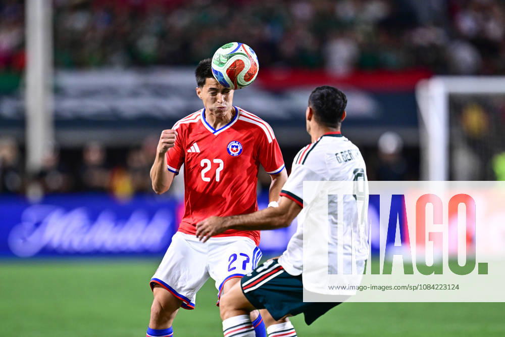 Futbol, Mexico vs Chile Partido amistoso en EEUU 2026. El jugador de Chile Jonathan Vilagra, izquierda, disputa el balon con German Berterame de Mexico, durante el partido amistoso frente a Mexico, disputado en el estadio Los Angeles Memorial Coliseum en California, EEUU. 06 10 2026 Julio Diaz Photosport Football, Mexico vs Chile Friendly match in EEUU, 2026. Chilean player Jonathan Vilagra, left, vies for the ball with German Berterame of Mexico, during a friendly match played at the Los Angeles Memorial Coliseum in California, EEUU. 06 10 2026 Julio Diaz Photosport Mexico vs Chile, amistoso en EEUU, 2026