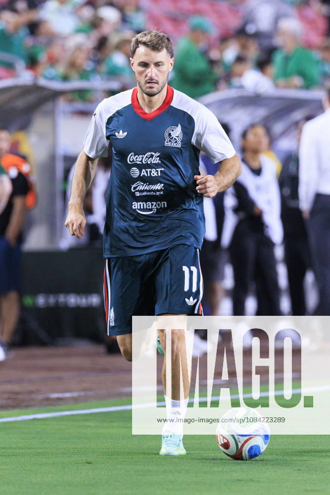 Santiago Gimenez 11 of Mexico during warm ups prior to their International Friendly, Länderspiel, Nationalmannschaft match against Chile at the Los Angeles Memorial Coliseum on Tuesday October 6, 2026 in Los Angeles, California. ARIANA RUIZ PI Los Angeles USA - ZUMAp124 20261006_zaa_p124_071