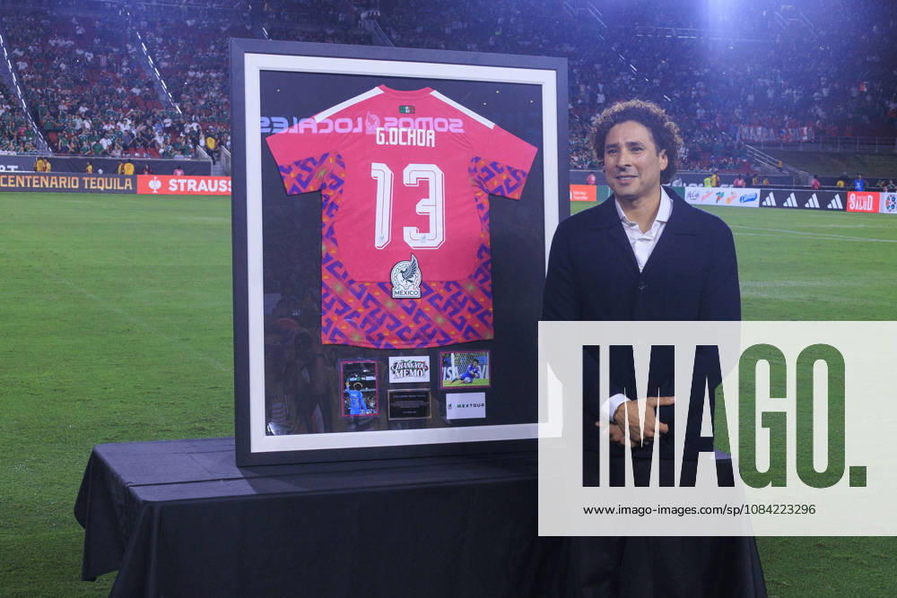 Guillermo Ochoa is honored during a ceremony prior to the International Friendly, Länderspiel, Nationalmannschaft match between Mexico and Chile at the Los Angeles Memorial Coliseum on Tuesday October 6, 2026 in Los Angeles, California. ARIANA RUIZ PI Mexico Vs. Chile - ZUMAp124 20261006_zaa_p124_063
