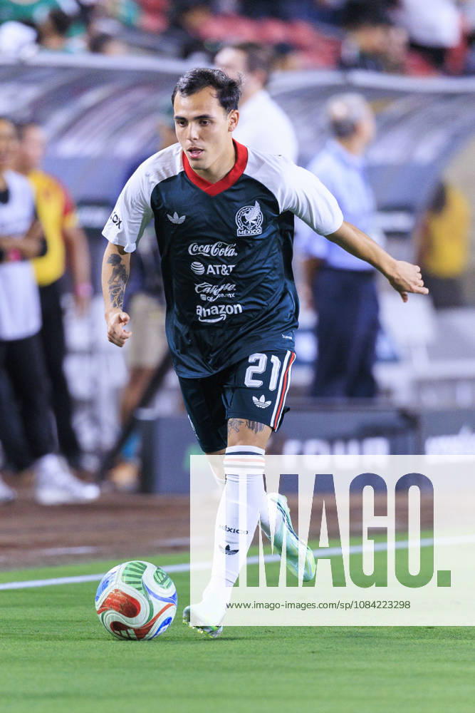Hugo Camberos 21 of Mexico during warm ups prior to their International Friendly, Länderspiel, Nationalmannschaft match against Chile at the Los Angeles Memorial Coliseum on Tuesday October 6, 2026 in Los Angeles, California. ARIANA RUIZ PI Mexico Vs. Chile - ZUMAp124 20261006_zaa_p124_065