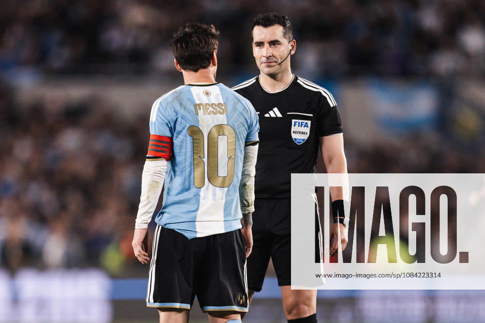 Argentina v Benin: International Friendly, Länderspiel, Nationalmannschaft BUENOS AIRES, ARGENTINA - OCTOBER 6: Lionel Messi 10 of Argentina talks to the referee during the International friendly match between Argentina and Benin at Monumental Stadium on October 6, 2026 in Buenos Aires, Argentina. (Photo by Guilherme Veiga PxImages) Buenos Aires Monumental Stadium BA Argentina