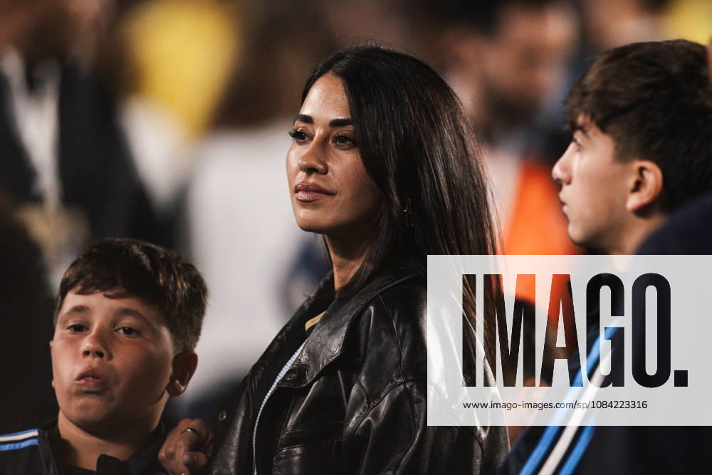Argentina v Benin: International Friendly, Länderspiel, Nationalmannschaft BUENOS AIRES, ARGENTINA - OCTOBER 6: Antonela Roccuzzo, wife of Lionel Messi smiles after the International friendly match between Argentina and Benin at Monumental Stadium on October 6, 2026 in Buenos Aires, Argentina. (Photo by Guilherme Veiga PxImages) Buenos Aires Monumental Stadium BA Argentina