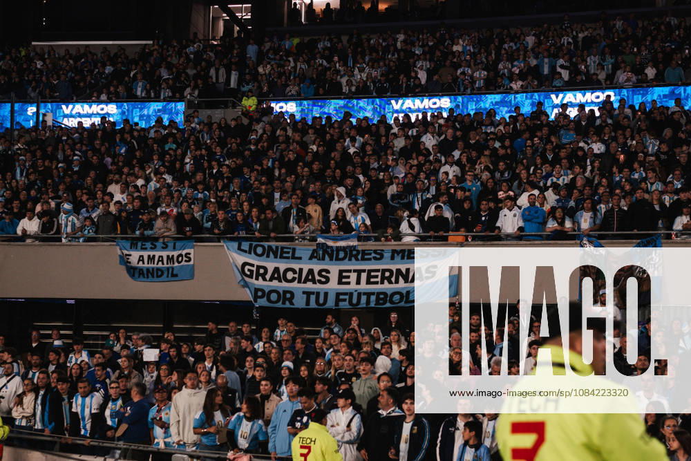 Argentina v Benin: International Friendly, Länderspiel, Nationalmannschaft BUENOS AIRES, ARGENTINA - OCTOBER 6: A banner displaying a message that reads Lionel Andres Messi, Gracias Eternas por tu Futbol during the International friendly match between Argentina and Benin at Monumental Stadium on October 6, 2026 in Buenos Aires, Argentina. (Photo by Guilherme Veiga PxImages) Buenos Aires Monumental Stadium BA Argentina