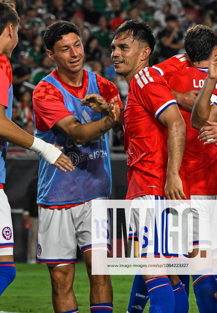 Futbol, Mexico vs Chile Partido amistoso en EEUU 2026. El jugador de Chile Vicente Pizarro, celebra con sus companeros, tras marcar un gol contra Mexico durante el partido amistoso frente a Mexico, disputado en el estadio Los Angeles Memorial Coliseum en California, EEUU. 06 10 2026 Julio Diaz Photosport Football, Mexico vs Chile Friendly match in EEUU, 2026. Chilean player Vicente Pizarro celebrates with his teammates after scoring a goal against Mexico during a friendly match played at the Los Angeles Memorial Coliseum in California., EEUU. 06 10 2026 Julio Diaz Photosport Mexico vs Chile, amistoso en EEUU, 2026