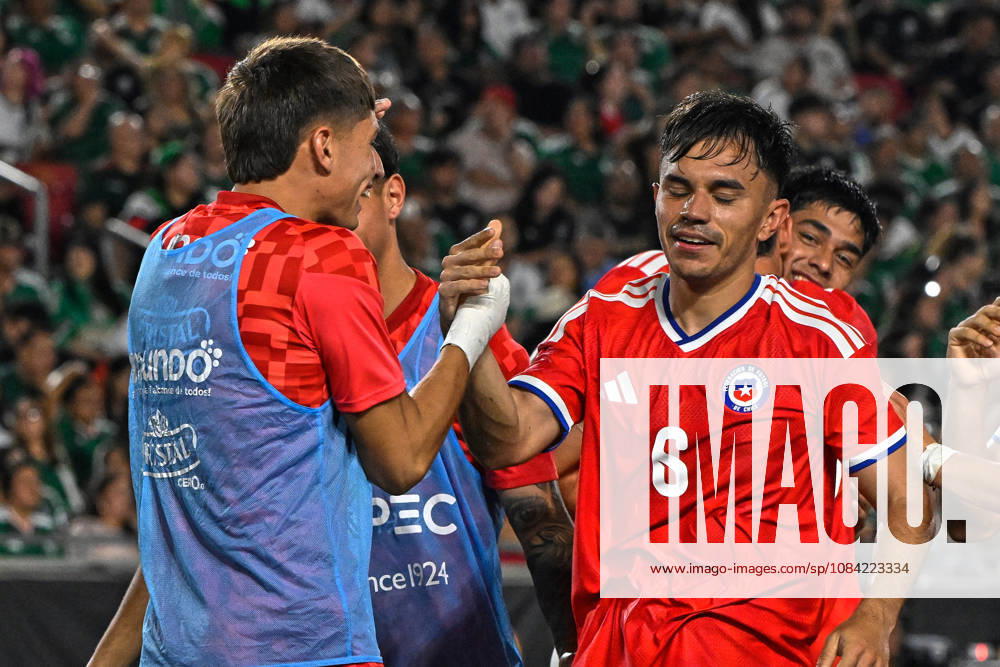 Futbol, Mexico vs Chile Partido amistoso en EEUU 2026. El jugador de Chile Vicente Pizarro, celebra con sus companeros, tras marcar un gol contra Mexico durante el partido amistoso frente a Mexico, disputado en el estadio Los Angeles Memorial Coliseum en California, EEUU. 06 10 2026 Julio Diaz Photosport Football, Mexico vs Chile Friendly match in EEUU, 2026. Chilean player Vicente Pizarro celebrates with his teammates after scoring a goal against Mexico during a friendly match played at the Los Angeles Memorial Coliseum in California., EEUU. 06 10 2026 Julio Diaz Photosport Mexico vs Chile, amistoso en EEUU, 2026