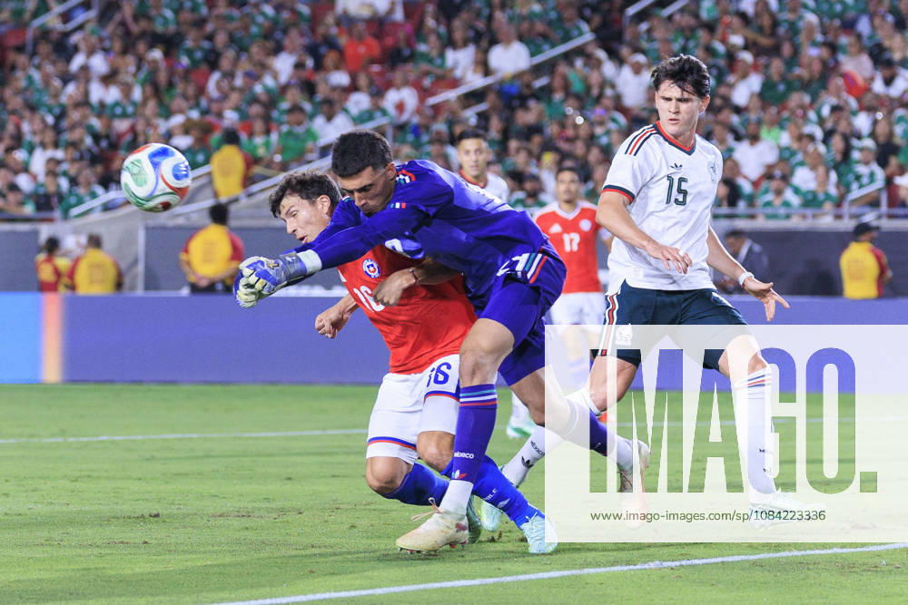 Alex Padilla 29 of Mexico punches the ball during an International Friendly, Länderspiel, Nationalmannschaft match against Chile at the Los Angeles Memorial Coliseum on Tuesday October 6, 2026 in Los Angeles, California. ARIANA RUIZ PI Mexico Vs. Chile - ZUMAp124 20261006_zaa_p124_075