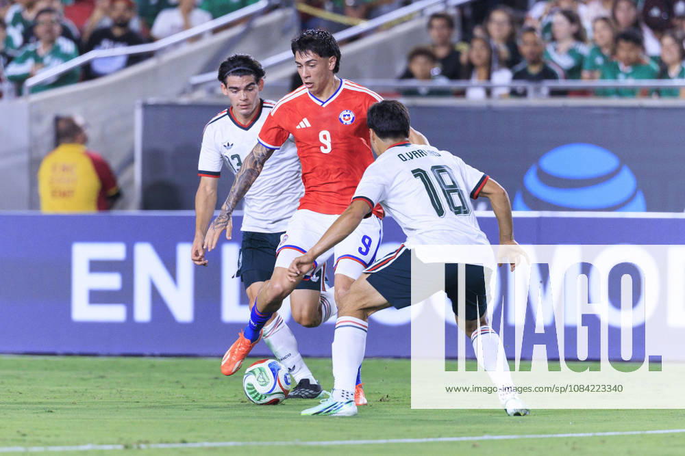 Maximiliano Gutierrez 9 of Chile passes the ball as Dagoberto Espinoza 13 and Obed Vargas 18 of Mexico defend during an International Friendly, Länderspiel, Nationalmannschaft match at the Los Angeles Memorial Coliseum on Tuesday October 6, 2026 in Los Angeles, California. ARIANA RUIZ PI Los Angeles USA - ZUMAp124 20261006_zaa_p124_077