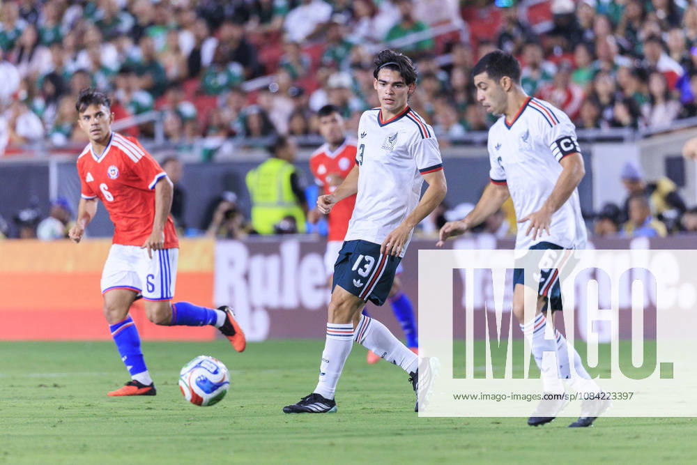 Erik Lira 6 of Mexico passes the ball to Dagoberto Espinoza 13 during an International Friendly, Länderspiel, Nationalmannschaft match against Chile at the Los Angeles Memorial Coliseum on Tuesday October 6, 2026 in Los Angeles, California. ARIANA RUIZ PI Los Angeles USA - ZUMAp124 20261006_zaa_p124_080