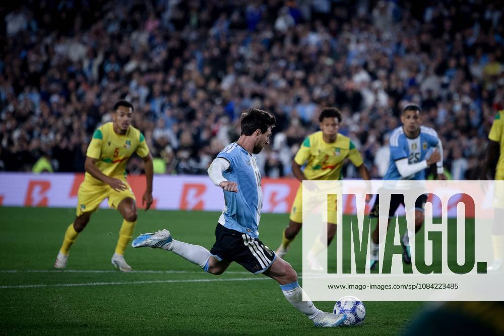 Lionel Messi of Argentina kick the ball during the match between Argentina and Benin International Friendly, Länderspiel, Nationalmannschaft match, The last match of Messi with Argentina national team, Nationalteam Final score: Argentina 3 - 0 Benin Buenos Aires Argentina - ZUMAs197 20261006_aaa_s197_273
