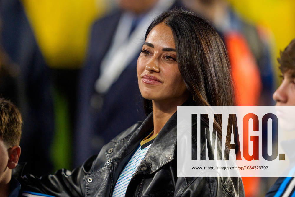 Benin v Argentina BUENOS AIRES, ARGENTINA - OCTOBER 6: Antonela Roccuzzo looks on after a game between Benin and Argentina at Estadio Monumental on October 6, 2026 in Buenos Aires, Argentina Buenos Aires Estadio Monumental Argentina